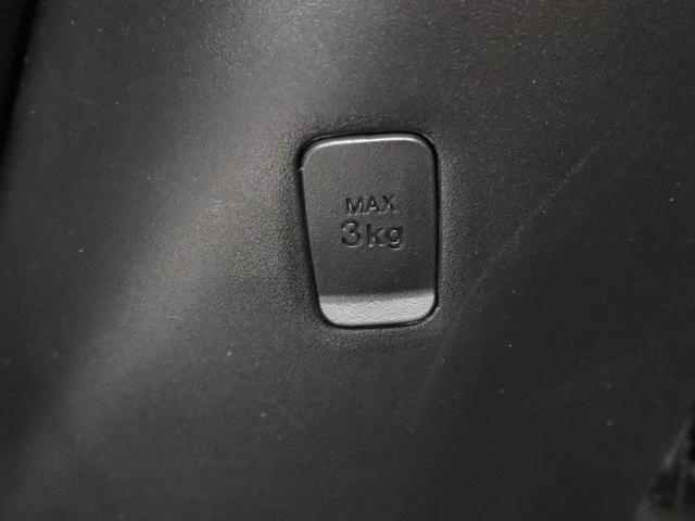 買い物袋などを提げることのできる荷物フックがついています！約３ｋｇまでつり下げることが可能です。