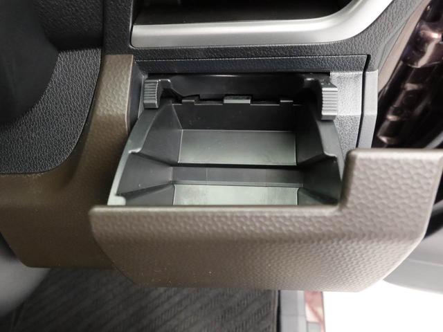 運転席座って手の届く位置にドリンクホルダーあります