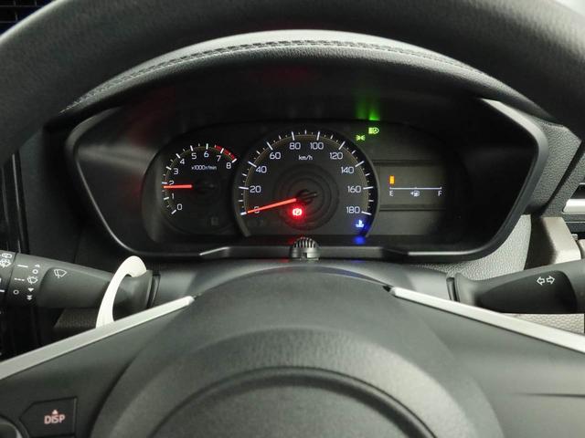 イグニッションをＯＮにすると、指針が鮮明に浮かび上がる自発光式メーターは、上質な印象と優れた視認性をもたらします。マルチインフォメーションディスプレイは、多彩なドライビングデータを表示します。