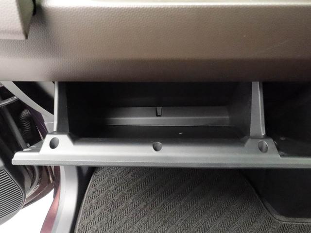 グローブボックス　車検証入れにお使いください。