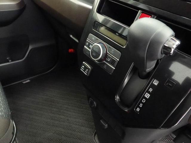 インパネシフトなので運転席周りがすっきりしています。