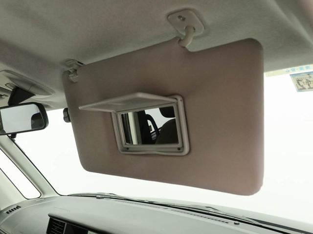 ちょっとしたお化粧直しや身だしなみチェックの時に便利です！　更にライトつきなら夜でも見やすくて◎