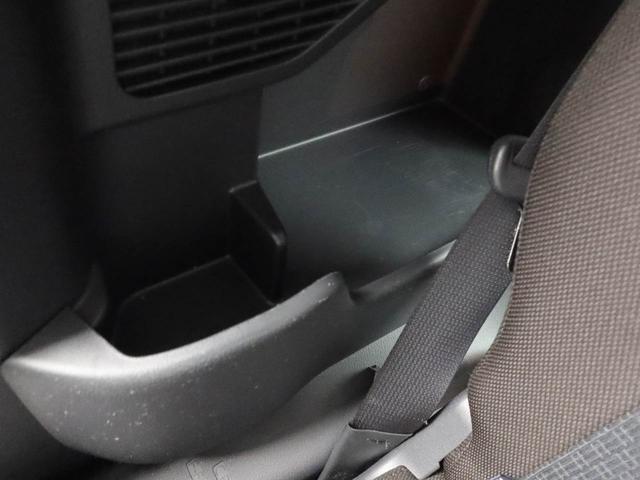後部座席にもドリンクホルダーあります。