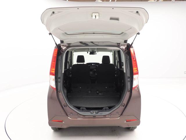 後部座席の背もたれは左右独立でリクライニングが可能です。長距離のドライブでもゆったりとくつろいだ姿勢でドライブを楽しんでいただけると思います。