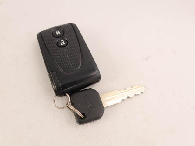 �J�o����|�P�b�g�ɓ��ꂽ�܂܂ł��h�A�̎{���E�������\�ȃX�}�[�g�L�[�𑕔��B�G���W���̃I���E�I�t�����J�M�����o���K�v����������Ƃ��Ă��֗��ł���