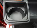 カップホルダーは運転席や助手席からちょうど手の届く位置です!!