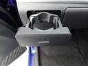 前席のカップホルダーはワンプッシュ式オートオープンのものがついています。