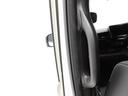 ピラーには大型グリップがあり、乗り降りに便利です。