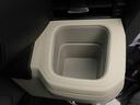 カップホルダーは運転席や助手席からちょうど手の届く位置です!!