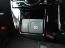 指先だけで操作ができる「電動パーキングブレーキ」搭載。オートモードの場合、シフトを「Ｐ」レンジにすると自動でパーキングブレーキが作動します。またアクセルを踏むと自動解除される為、発進がスムーズです。