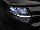 LEDヘッドライト 白く明るい光で夜間走行の安心感を高めます。カスタムグレードは、乗車人数や荷物の量に応じて、照射軸の上下方向を自動調節するオートレベリング機能付です。