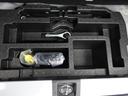 ラゲッジフロアには工具やパンク修理剤が入っています。