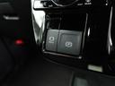 指先だけで操作ができる「電動パーキングブレーキ」搭載。オートモードの場合、シフトを「Ｐ」レンジにすると自動でパーキングブレーキが作動します。またアクセルを踏むと自動解除される為、発進がスムーズです。