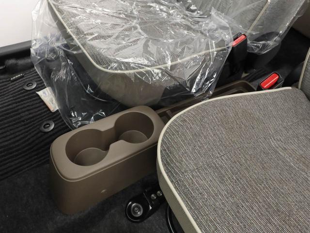 カップホルダーは運転席や助手席からちょうど手の届く位置です！！