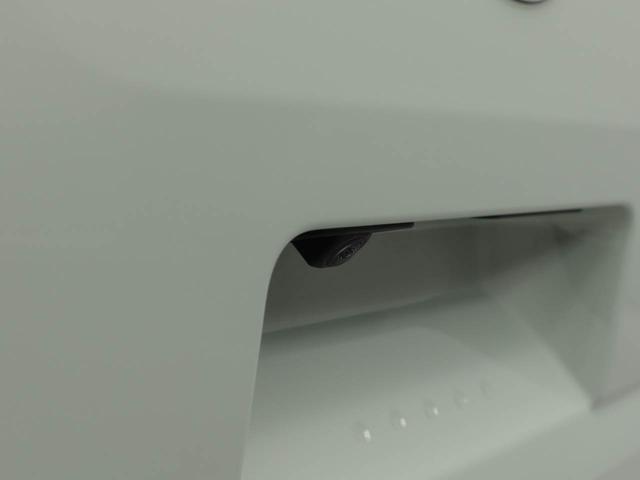 後退時に車両の後ろ側をモニター画面に表示します。車庫入れなどでバックする際に後方確認ができて便利です。車庫入れが苦手な人もこれで安心。