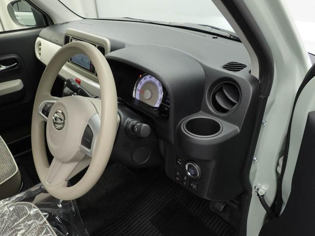 カップホルダーは運転席や助手席からちょうど手の届く位置です！！