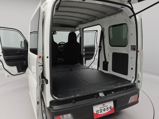 荷室はこんな感じ。