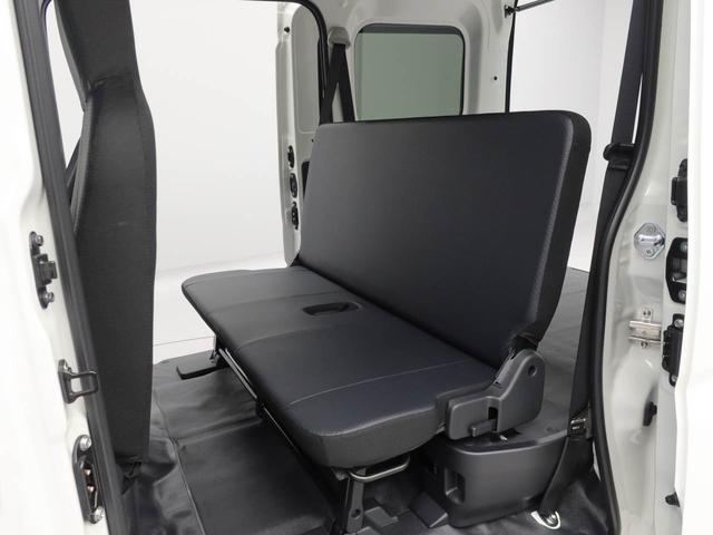 後部座席はこんな感じ大人２名かけていただけます。