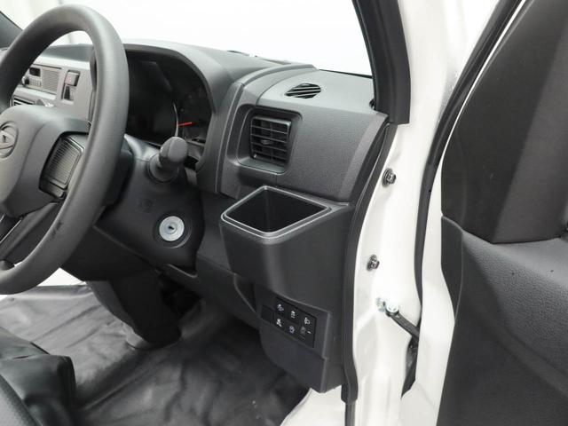 ドリンクホルダーは四角いですね。