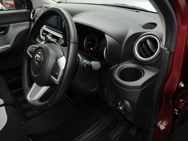 【据え置きカップホルダー】エアコン吹き出し口下部に設置されていますので使いやすさバッチリ！運転席から手の届くちょうどの位置です！