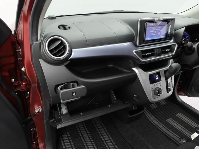 【プッシュオープンカップホルダー】エアコン吹き出し口下部に設置されていますので使いやすさバッチリ！運転席から手の届くちょうどの位置です！