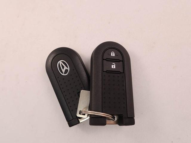 電子カードキーをポケットやバッグの中に入れておいたままでも、ブレーキを踏みながらボタンを押すだけで、スマートにエンジンスタートできます♪