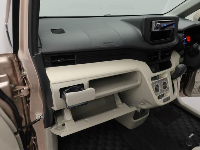 【プッシュオープンカップホルダー】エアコン吹き出し口下部に設置されていますので使いやすさバッチリ！運転席から手の届くちょうどの位置です！