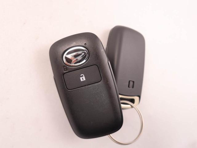 カバンやポケットに入れたままでもドアの施錠・解錠が可能なスマートキーを装備。エンジンのオン・オフ時もカギを取り出す必要が無いからとっても便利です♪