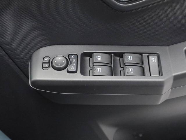 パワーウィンドウのスイッチです。　運転席に居ながら助手席の窓を開け閉めできるので便利ですよ。　ロック機能も付いてるので子供がイタズラして窓を開けるという事もできなくできますよ。