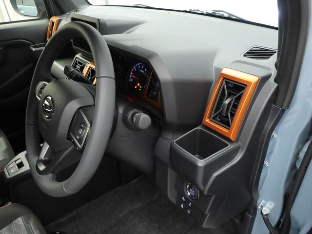 【据え置きカップホルダー】エアコン吹き出し口下部に設置されていますので使いやすさバッチリ！運転席から手の届くちょうどの位置です！