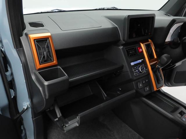 【据え置きカップホルダー】エアコン吹き出し口下部に設置されていますので使いやすさバッチリ！運転席から手の届くちょうどの位置です！