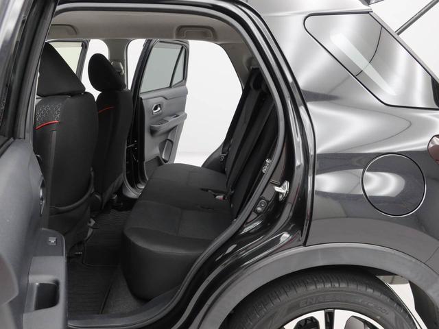 １０００ｃｃのコンパクトカーながら前席と後席の間が広く、大人五人でも快適。