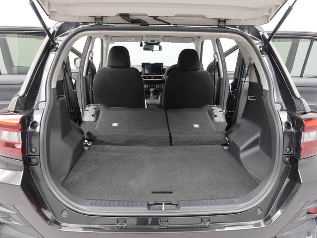 後席のシートバックを前に倒しリアスペースを荷室としてお使いいただけます。