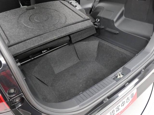 デッキボード下の収納スペース。結構な容量です。