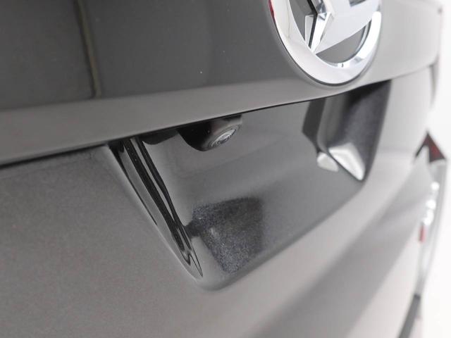 バックカメラ：運転席から見えにくい車の後方カメラの映像を通して確認できます。駐車や切り返しが安心して行えます。