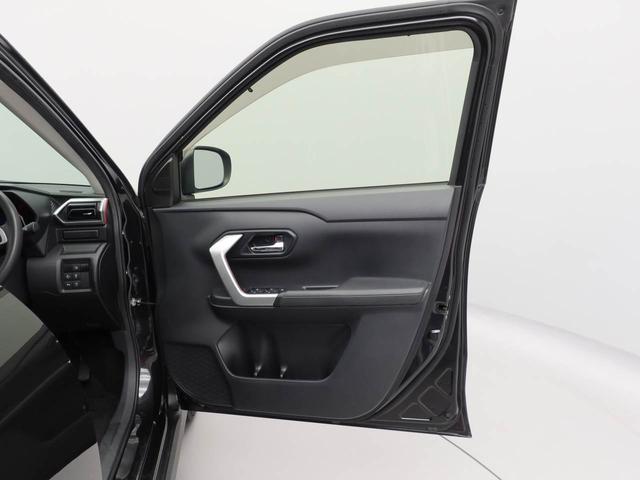 重厚感のあるフロントドア。ドアハンドルグリップは大型でしっかり握れて閉めやすいです。