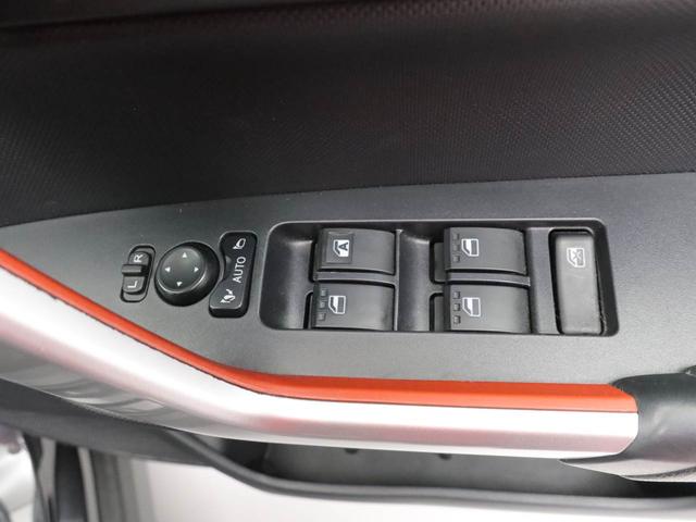 電動ドアミラーとパワーウィンドウのスイッチ。コンパクトにまとまって配置されていて使いやすいですよ。