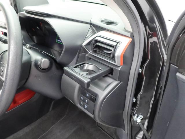 ドリンクホルダー。プッシュ式で使わない時は格納しておけるので、見た目スッキリ。