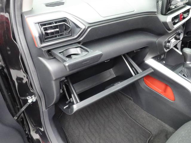 グローブボックスはたっぷり入れられる容量。