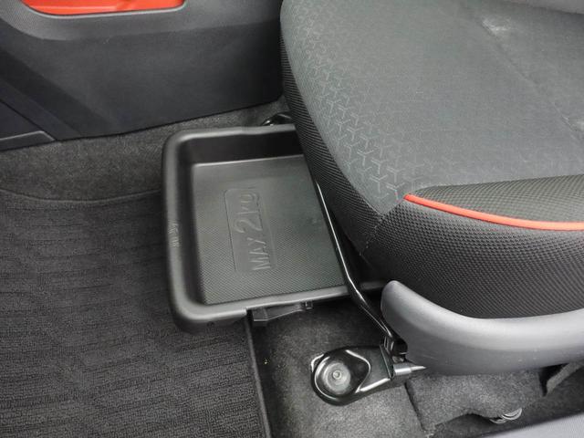 助手席シートアンダートレイ。車内の清掃用具など車には置いておきたいけど目に付くところにも収納スペースの収納に。