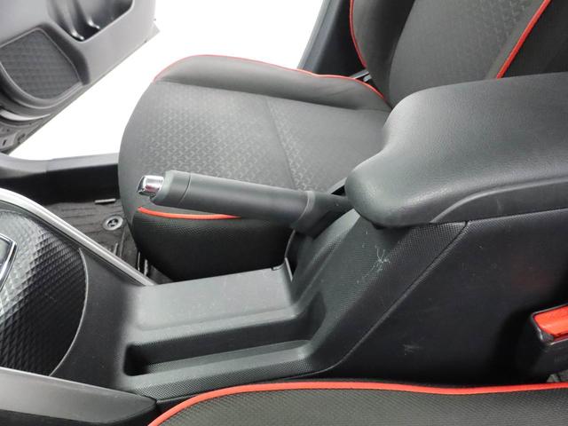 シートの赤色のステッチがおしゃれ