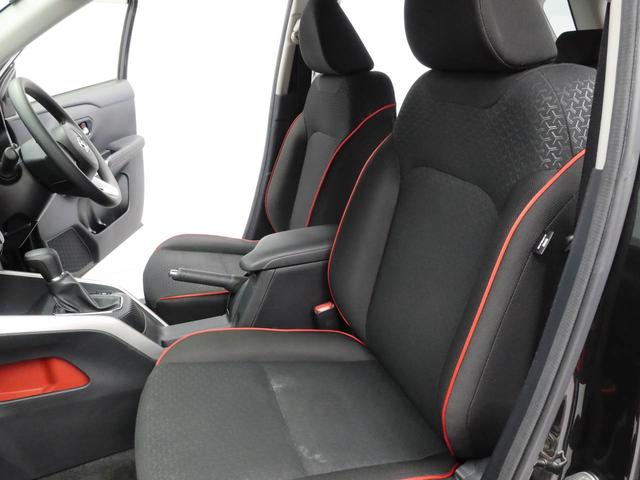 ホールド性が高く疲れにくいフロントシート。