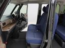 ベンチシート採用で、中は広々とリラックスできます。運転席と助手席の移動もラクラク。