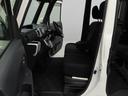 ベンチシート採用で、中は広々とリラックスできます。運転席と助手席の移動もラクラク。