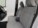 ベンチシート採用で、中は広々とリラックスできます。運転席と助手席の移動もラクラク。