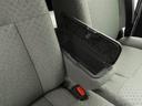 フロントシートアームレストは収納ボックス付き。エコバックや運転用の眼鏡やサングラス、をしまっておくのにちょうどいいですよ。