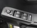 パワーウィンドウのスイッチです。 運転席に居ながら助手席の窓を開け閉めできるので便利ですよ。 ロック機能も付いてるので子供がイタズラして窓を開けるという事もできなくできますよ。