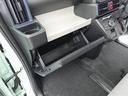 後退時に車両の後ろ側をモニター画面に表示します。車庫入れなどでバックする際に後方確認ができて便利です。車庫入れが苦手な人もこれで安心。
