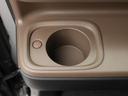 カップホルダーは運転席や助手席からちょうど手の届く位置です!!