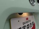 バックカメラ:運転席から確認しづらい車の後方をカメラの映像を通して確認できます。駐車や切り返しが安心して行えます。(連動するナビ等の取り付けが必要になります)